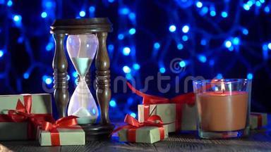 圣诞节背景蜡烛燃烧器观看礼物闪亮的灯光。时间是最好的礼物